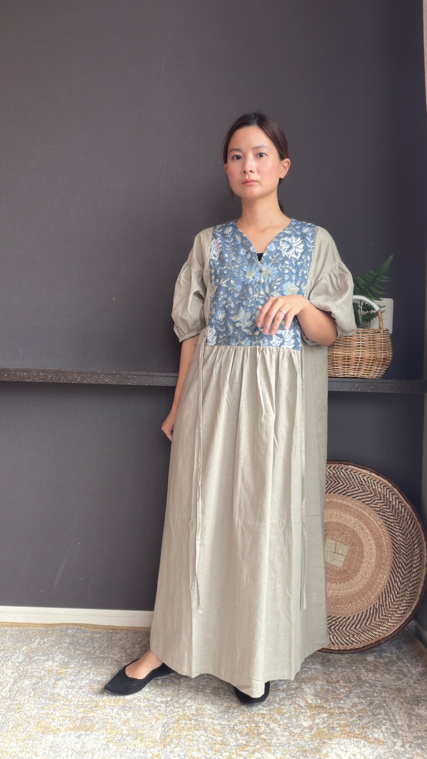 yui結(ゆい)ワンピース　ブロックプリント ワンピース｜日本製 綿麻キレイめナチュラルワンピース ライトブルーフラワー
